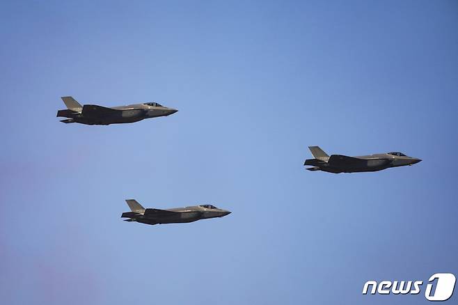 (성남=뉴스1) 이광호 기자 = 2021년 10월20일 경기도 성남시 서울공항에서 열린 2021 서울 국제 항공우주 및 방위산업 전시회(ADEX) 개막 기념행사에서 F-35A 편대가 축하비행을 펼쳐지고 있다. 2021.10.20/뉴스1