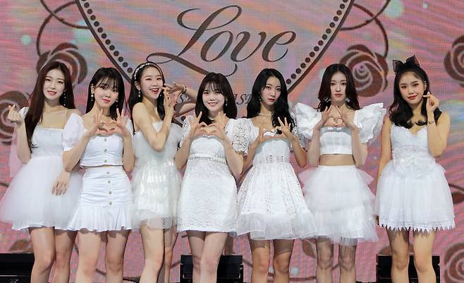 [서울=뉴시스] 박진희 기자 = 걸그룹 오마이걸 멤버 아린(왼쪽부터), 승희, 지호, 효정,  유빈, 유아, 미미가 28일 정규 2집 '리얼 러브'(Real Love) 발매 온라인 쇼케이스를 하고 있다. (사진=WM엔터테인먼트 제공) 2022.03.28. phoo@newsis.com *재판매 및 DB 금지