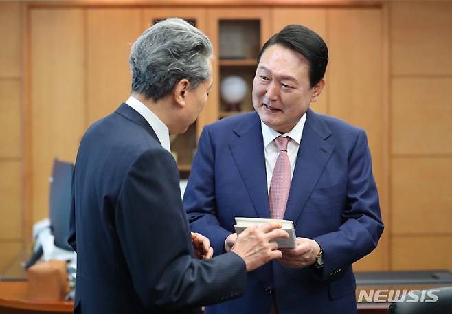[서울=뉴시스] 인수위사진기자단 = 윤석열 대통령 당선인이 9일 서울 종로구 통의동 대통령직인수위원회 집무실에서 하토야마 유키오 전 일본 총리를 접견하고 있다.2022.05.09. photo@newsis.com