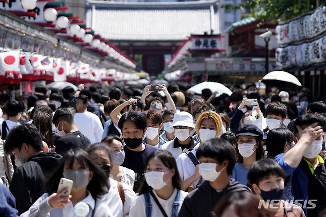 [도쿄=AP/뉴시스]일본 시민들이 지난 4일 마스크를 쓴 시민들이 참배를 위해 도쿄 아사쿠사에 있는 사찰 센소지를 찾았다. 2022.05.09