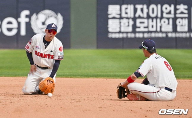 [OSEN=부산, 이석우 기자] 이학주와 안치홍이 5회초 1사 1루 삼성 라이온즈 김현준 투수앞 땅볼때 2루에서 충돌하며 실책을 범하고 허탈해하고 있다. 2022.05.08 / foto0307@osen.co.kr