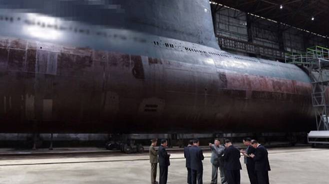 2019년 7월 김정은이 신형 잠수함 건조 현장을 시찰했다. 이 잠수함은 대북규제에 따른 부품난으로 아직도 완성 못한 것으로 알려졌다.