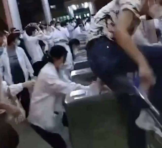 중국 현지시간으로 5일 밤, 상하이 콴타 생산기지 직원 수백 명이 폐쇄루프 시스템에 반발하며 공장 밖으로 탈출을 시도하는 일이 벌어졌다