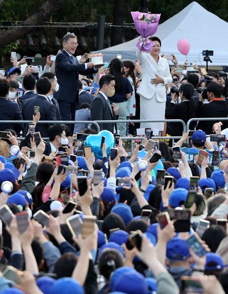 케이크 받은 문 대통령 - 문재인 대통령이 9일 오후 청와대 앞 분수대에서 퇴근길 마중 나온 시민들에게 케이크를 받은 뒤 인사하고 있다. 2022.5.9 연합뉴스