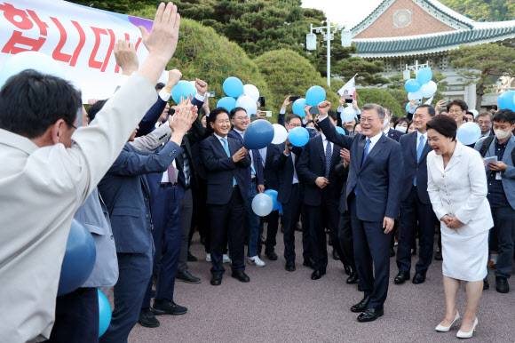 직원들과 인사하는 문 대통령 - 문재인 대통령이 9일 오후 청와대 본관 앞에서 퇴근하며 직원들을 향해 손을 들어 인사하고 있다.   2022.5.9 연합뉴스