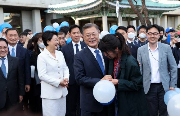 직원들과 작별인사하는 문 대통령 - 문재인 대통령이 9일 오후 청와대 본관 앞에서 퇴근하며 직원들과 작별인사를 하고 있다.   2022.5.9 연합뉴스