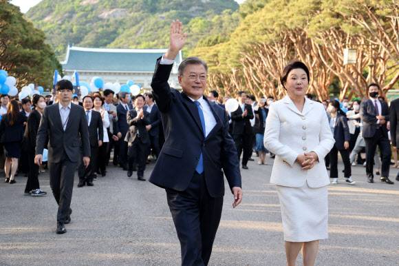 배웅 나온 시민들에게 인사하는 문재인 대통령 - 문재인 대통령과 김정숙 여사가 9일 오후 청와대 직원들의 배웅을 받으며 청와대를 나선 뒤 시민들을 향해 인사하고 있다. 2022.5.9 연합뉴스