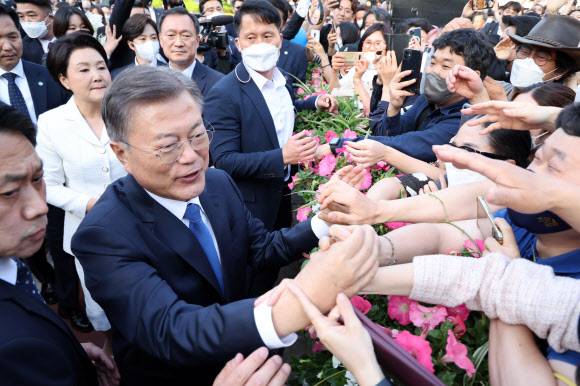 배웅 나온 시민들과 인사하는 문재인 대통령 - 문재인 대통령과 김정숙 여사가 9일 오후 청와대를 나선 뒤  시민들과  인사하고 있다. 2022.5.9 연합뉴스