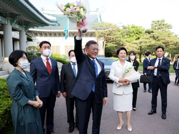 청와대 떠나는 문재인 대통령 - 문재인 대통령과 김정숙 여사가  9일 오후 청와대를 떠나기전 직원들로부터 꽃다발을 받고  인사하고 있다. 2022.5.9 연합뉴스