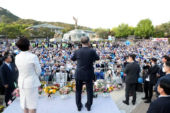 감사 인사 전하는 문재인 대통령 - 문재인 대통령이 9일 오후 청와대 앞 분수대에서 퇴근길 마중 나온 시민들에게 감사 인사를 전하고 있다. 2022.5.9 연합뉴스
