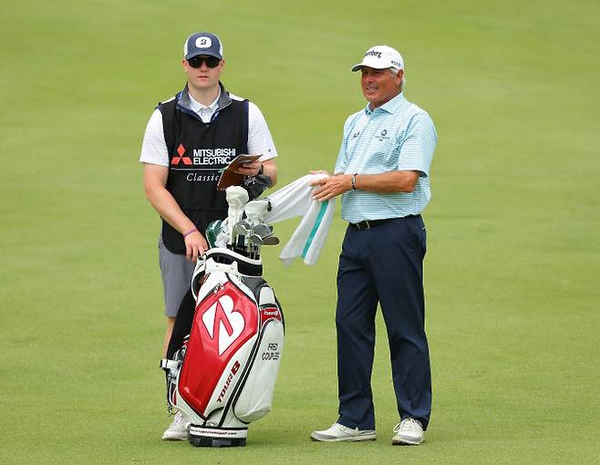 PGA 챔피언스투어 미쓰비시 전기 클래식에서 함께 호흡을 맞춘 조지프 라카바(왼쪽)와 프레드 커플스(오른쪽).(사진=AFPBBNews/Getty Images)