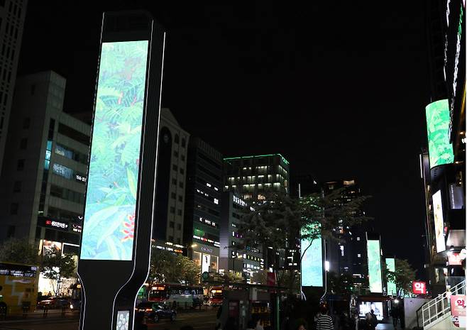 지난달 29일 서울 강남대로 도로변에 설치된 미디어폴에서 공공미술 프로젝트 영상 콘텐츠가 상영되고 있다. 사진은 본 기사와 무관.(사진=연합뉴스 제공)