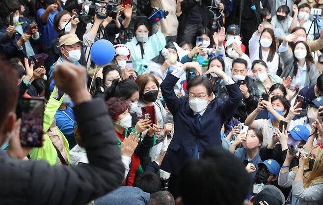 이재명 더불어민주당 상임고문이 지난 8일 인천 계양산 야외공연장에서 인천계양을 국회의원 보궐선거 출마 기자회견을 한 뒤 지지자들에게 하트 모양을 만들어 보이고 있다. (사진=뉴시스)