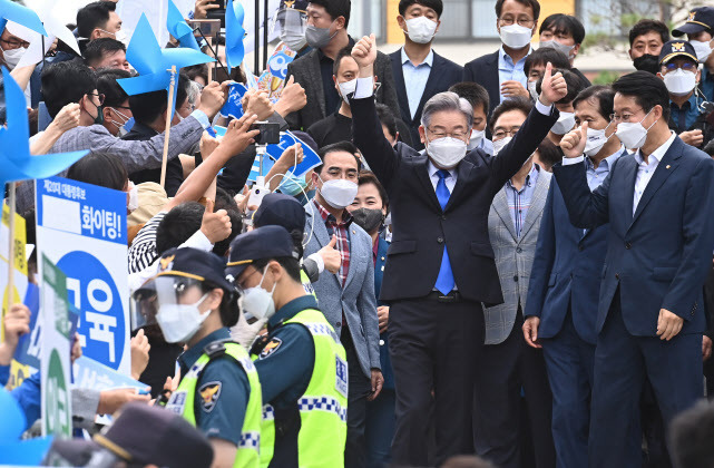 더불어민주당 대선 경선 후보인 이재명 경기지사가 지난해 10월 9일 경기 수원시 영통구 수원컨벤션센터에서 열린 합동연설회에 입장하며 지지자들에게 인사하고 있다.(사진=공동취재단)