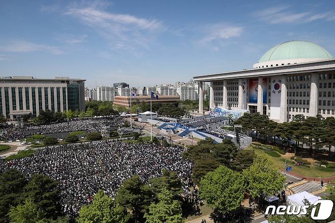 제20대 대통령 취임식이 열리는 10일 오전 국회에서 취임식 참석자들이 식전행사를 지켜보고 있다. 2022.5.10/뉴스1 © News1 국회사진취재단