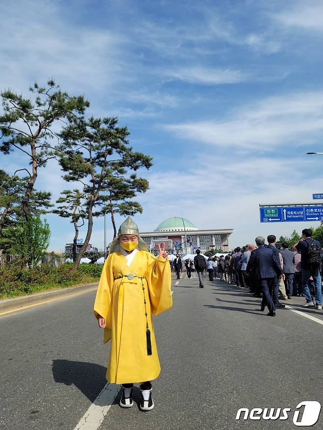 10일 오전 윤석열 대통령 취임식에 참석하기 위해 국회 앞에 온 노진수씨의 아들  © 뉴스1