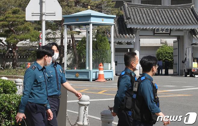 청와대 개방행사가 열린 10일 오전 서울 종로구 청와대 일대에 경비단원들의 자리가 비어 있다. 청와대 내부 경비를 담당해왔던 101경비단과 청와대 외과을 경비하던 202경비단은 국방부로 이전, 이날부터 윤석열 대통령이 근무하는 국방부 청사를 경비한다. 2022.5.10/뉴스1 © News1 송원영 기자