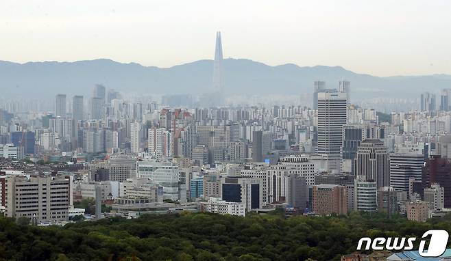 10일 서울 종로구 청와대 춘추문이 열리며 등산로가 개방됐다. 사진은 이날 청와대 전망대에서 바라본 서울 도심 일대. 2022.5.10/뉴스1 © News1 송원영 기자