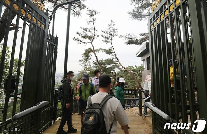 제20대 윤석열 대통령 취임식일인 10일 서울 종로구 청와대 춘추문이 열리며 등산로 개방 행사에 참가한 시민들이 이날 개방된 대통문을 지나 등산로로 향하고 있다. 2022.5.10/뉴스1 © News1 송원영 기자