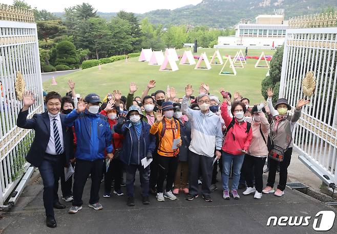 제20대 윤석열 대통령 취임식일인 10일 오전 서울 종로구 청와대 춘추문에서 열린 등산로 개방 행사에 참가한 시민들이 개방된 등산로로 향하고 있다. 2022.5.10/뉴스1 © News1 송원영 기자