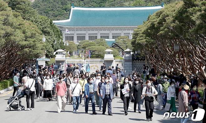 10일 오전 서울 종로구 청와대에서 정문 개문 기념 행사가 열린 가운데 지역주민과 학생, 소외계층 등 국민 대표 74명이 입장을 기다리고 있다. 2022.5.10/뉴스1 © News1 인수위사진기자단