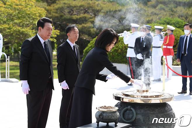 윤석열 대통령 부인 김건희 여사가 10일 오전 서울 동작구 국립서울현충원 현충탑을 찾아 분향하고 있다. (대통령실사진기자단) 2022.5.10/뉴스1 © News1 오대일 기자