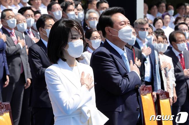 윤석열 대통령과 김건희 여사가 10일 서울 여의도 국회에서 열린 20대 대통령 취임식에서 국민의례를 하고 있다. (대통령실사진기자단) 2022.5.10/뉴스1 © News1 안은나 기자