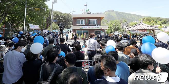 문재인 전 대통령 내외가 귀향한 10일 경남 양산 하북면 평산마을회관 앞에 축하 인파가 모여 있다. 2022.5.10/뉴스1 © News1 김영훈 기자