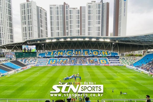 지난 8일 인천 축구전용구장에서 펼쳐진 인천 유나이티드와 전북 현대의 경기. 사진｜최병진 기자