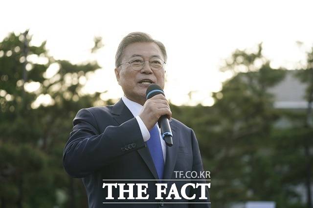 문재인 대통령이 9일 오후 처음이자, 마지막 퇴근길에 청와대 사랑채 앞 광장에서 시민들과 만나 인사말을 하고 있다. /청와대 제공