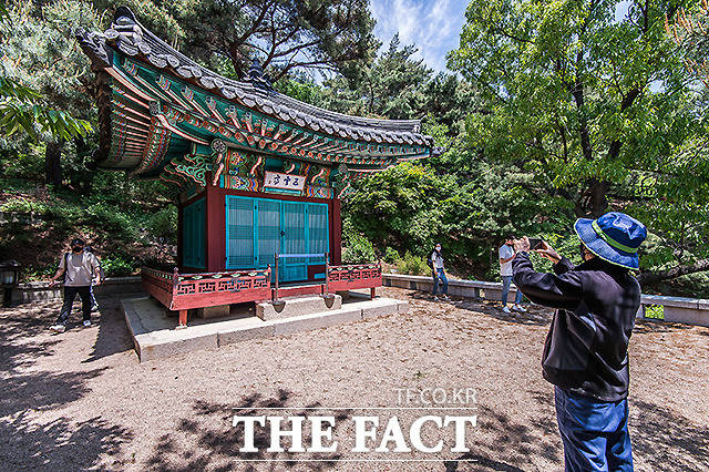 시민들이 청와대 경내 문화유산인 오운정을 둘러보고 있다.