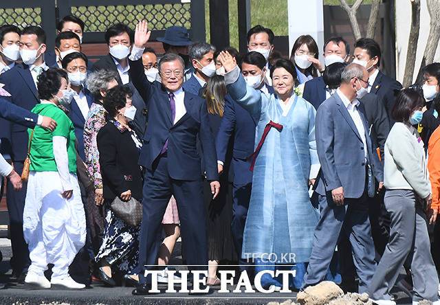 문재인 전 대통령 내외가 10일 오후 경남 양산시 하북면 평산마을 사저에 도착해 지지자들에게 인사하고 있다. 5년의 임기를 마친 문재인 전 대통령 내외는 이날부터 양산 사저에서 거주한다. /양산=이동률 기자