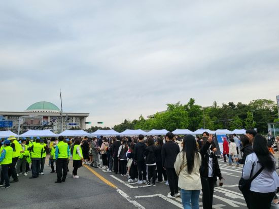 10일 오전 7시께 제20대 대통령 취임식이 열리는 국회의사당으로 들어가려는 시민들이 줄지어 대기하고 있다. 사진=오규민 기자 moh011@