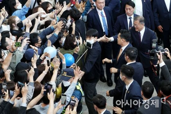 5년의 임기를 마친 문재인 전 대통령과 부인 김정숙 여사가 10일 서울역에서 경남 양산시 하북면 지산리 평산마을에 있는 사저로 향하는 열차를 타기 위해 이동하고 있다. /문호남 기자 munonam@