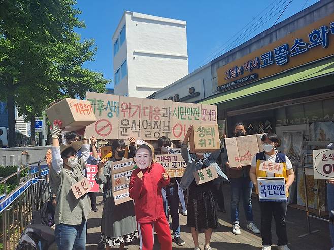 10일 오전 10시 30분쯤, 서울 용산구 삼각지역 인근에서 시민단체 한국환경회의가 윤석열 정부의 환경 정책을 규탄하는 집회를 여는 모습. /박지민 기자