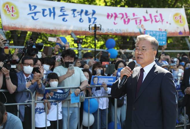 문재인 전 대통령이 10일 경남 양산 하북면 평산마을회관에서 사저로 향하기 앞서 지지자에게 인사하고 있다. /뉴시스