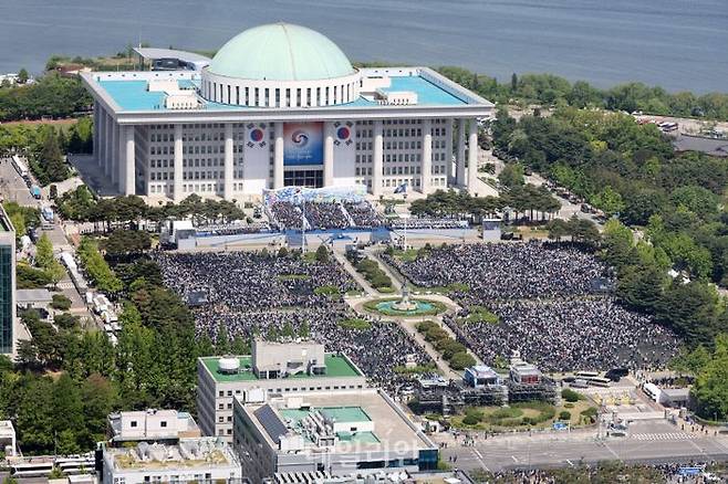 윤석열 대통령이 10일 국회 취임식 단상으로 걸어서 이동하며 시민들과 인사하고 있다.ⓒ국회사진취재단