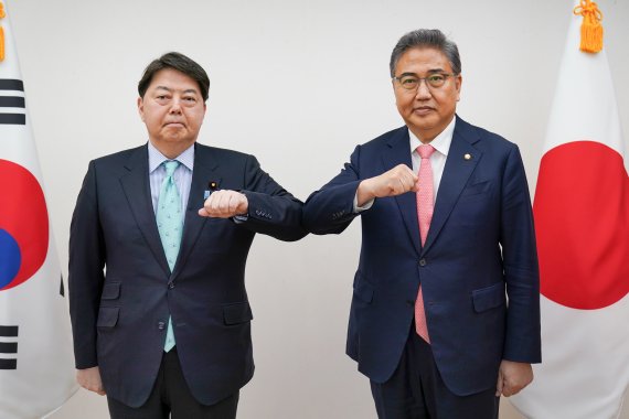박진(오른쪽) 외교부 장관 후보자, 하야시 요시마사(林芳正) 일본 외무상.사진=외교부 제공