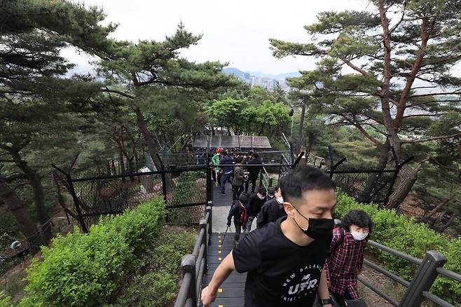 10일 오전 청와대 뒤쪽과 북악산 등산로가 연결되는 통로인 백악정문을 시민들이 지나고 있다. 김정효 기자