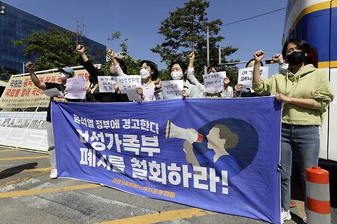 ‘여성가족부 폐지 저지 공동행동’ 회원들이여성가족부 폐지 철회를 주장하는 기자회견을 하고 있다. 김명진 기자