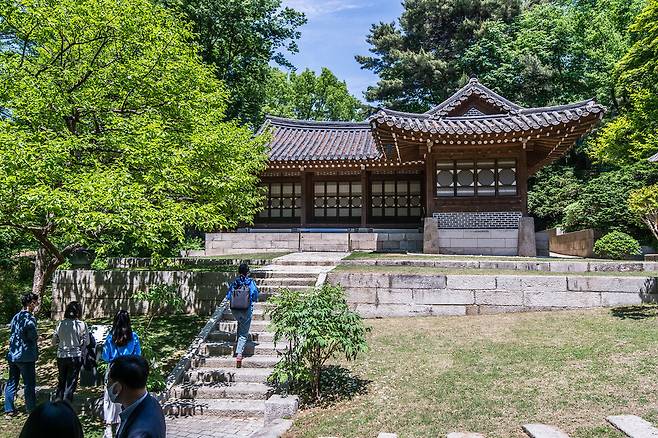 10일 오후 서울 종로구 청와대 개방 행사에 참가한 시민들이 청와대 경내 문화유산인 침류각을 둘러보고 있다. 공동취재사진