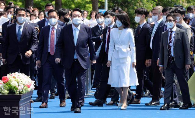 윤석열 대통령이 부인 김건희 여사와 10일 오전 국회에서 열린 20대 대통령 취임식에 입장하고 있다. 서재훈 기자