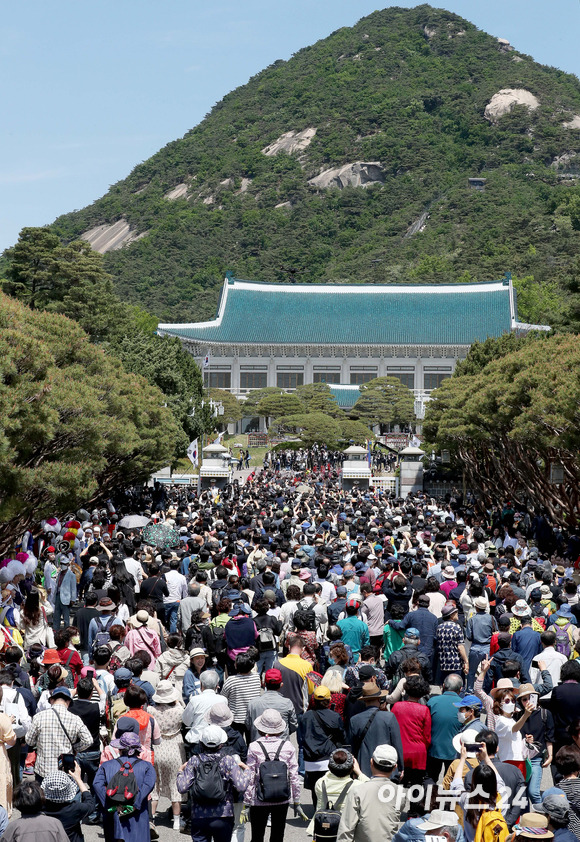 제20대 윤석열 대통령 취임일인 10일 서울 종로구 청와대 개방 행사가 열린 가운데, 국민대표 74인과 시민들이 정문을 통해 입장하고 있다. [사진=인수위사진기자단]