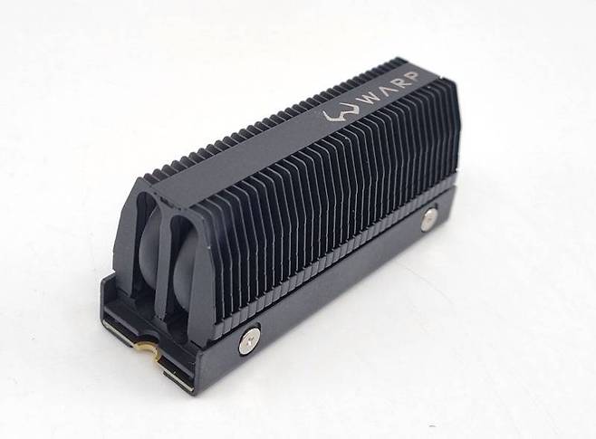 워프 실드 H는 알루미늄 방열핀에 구리 히트 파이프까지 더했다