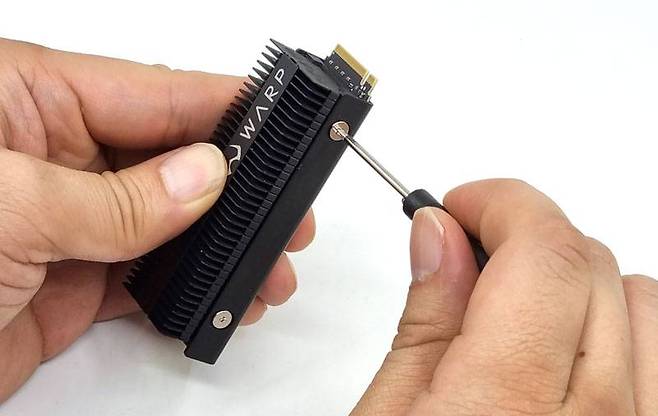 볼트를 조여 워프 실드 S의 조립을 마무리하는 모습