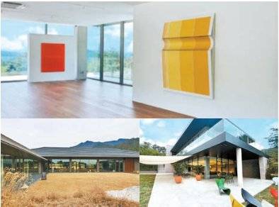 수목원 미술관 아담원의 내부 전시 공간(위). 아담원 입구에서 위로 이어지는 돌길을 따라 걸어 올라가면 나타나는 아담원 카페(아래 왼쪽)와 아담원 미술관 지하층에 있는 갤러리 티하우스.