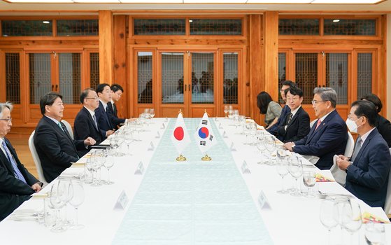 박진 외교부 장관 후보자가 9일 서울에서 하야시 요시마사 일본 외무상과 회담하는 모습. 외교부.