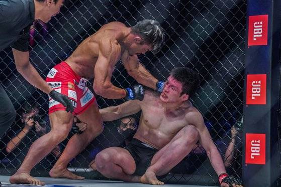 폭풍 펀치에 맞고 쓰러진 아오키 안면에 피니시를 꽂는 추성훈. [사진 원챔피언십]