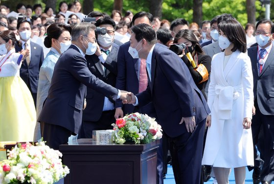 윤석열 대통령이 10일 오전 국회에서 열린 20대 대통령 취임식에 입장하며 문재인 전 대통령과 인사하고 있다. 대통령실사진기자단