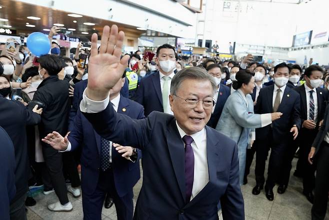 문재인 전 대통령이 김정숙 여사와 10일 경남 양산 사저로 출발하기에 앞서 서울역 대합실에서 지지자들을 향해 인사하고 있다. [사진 문재인 전 대통령측]